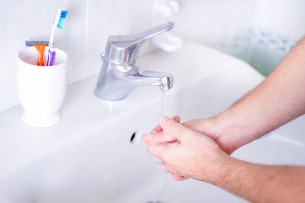 Mytí Špinavých Rukou Koupelně Pomocí Mýdla — Stock fotografie
