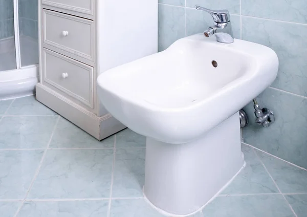 Witte Keramische Bidet Een Betegelde Badkamer — Stockfoto