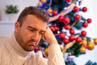 Evde Noel kutlaması sırasında hüzünlü adam portresi