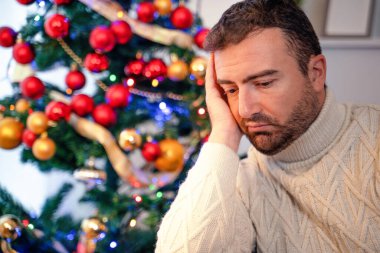 Depresyondaki adam Noel döneminde üzüntüden muzdarip.