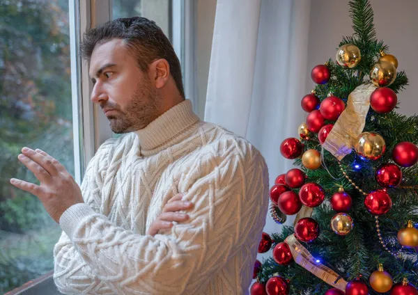 Szomorú Férfi Portré Karácsonyi Ünnepségen Otthon — Stock Fotó