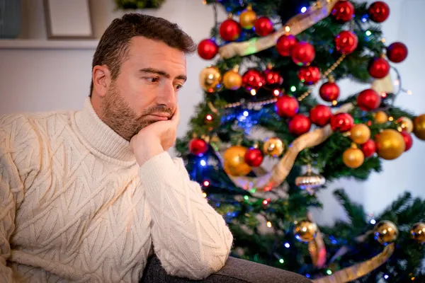 Triste Retrato Hombre Durante Celebración Navidad Casa —  Fotos de Stock
