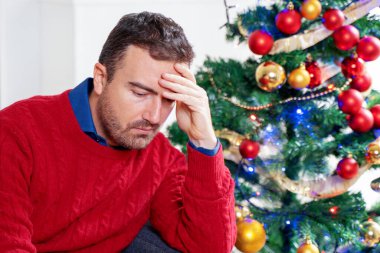 Noel endişesi çeken üzgün bir adam.