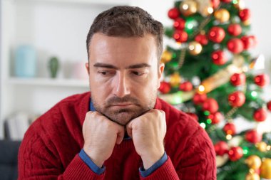 Noel endişesi çeken üzgün bir adam.