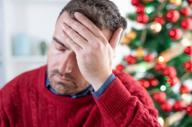 Noel endişesi çeken üzgün bir adam.