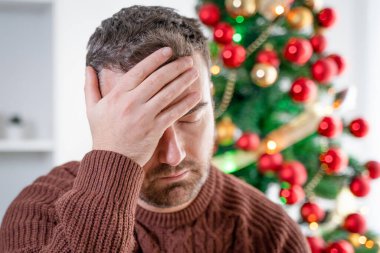 Noel endişesi çeken üzgün bir adam.