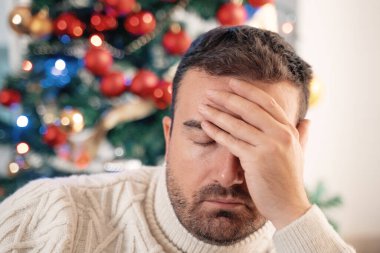 Endişeli bir adam Noel stresi ve endişesi yaşıyor.