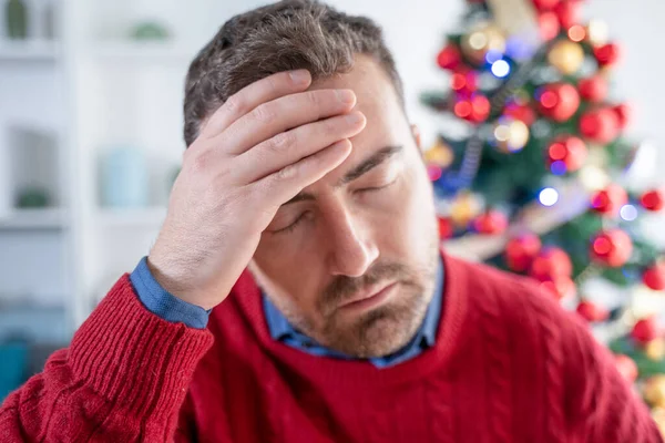 Hombre Preocupado Que Sufre Estrés Ansiedad Navideños —  Fotos de Stock