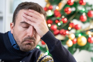 Noel endişesi çeken üzgün bir adam.