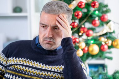 Hüzünlü yaşlı adam Noel kutlaması boyunca kendini yalnız hissediyor.