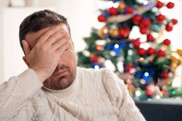 Hombre Triste Sufriendo Ansiedad Navideña —  Fotos de Stock