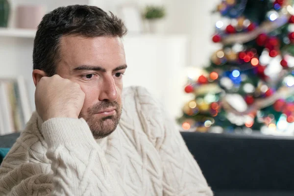 Ένας Ανήσυχος Άνθρωπος Υποφέρει Χριστουγεννιάτικο Άγχος Και Άγχος — Φωτογραφία Αρχείου
