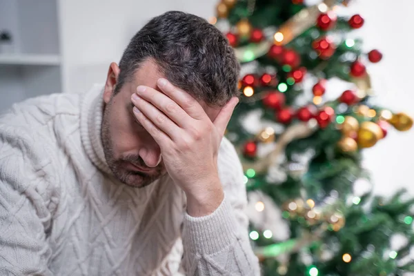 Hombre Triste Sufriendo Ansiedad Navideña —  Fotos de Stock