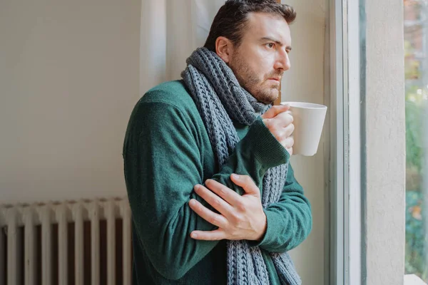 Hombre Que Sufre Frío Casa Problema Con Calefacción Casa —  Fotos de Stock
