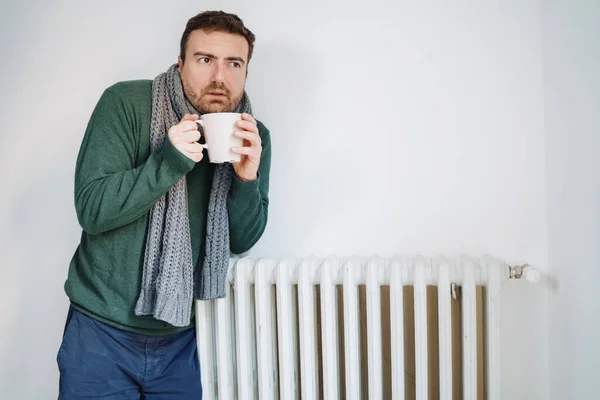 Hombre Que Sufre Frío Casa Problema Con Calefacción Casa —  Fotos de Stock