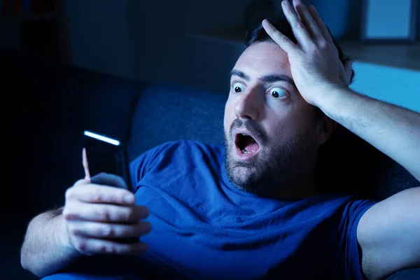 Шокированный Мужчина Читает Сообщение Мобильном Телефоне — стоковое фото