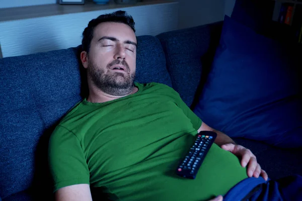 Ένας Άντρας Κοιμάται Και Ροχαλίζει Βλέποντας Τηλεόραση — Φωτογραφία Αρχείου