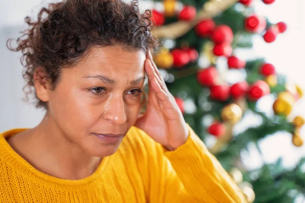一人の黒人女性はクリスマスの間に悲しく落ち込んで — ストック写真