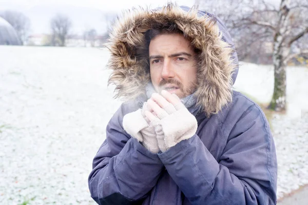 Homme Sensible Froid Glacial Plein Air Dans Neige — Photo