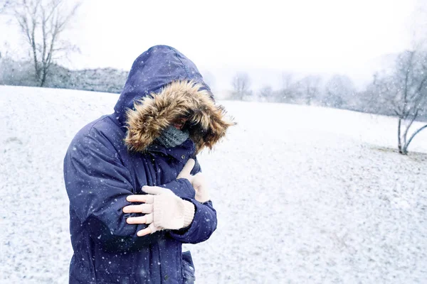 Een Man Gevoelig Voor Kou Buiten Sneeuw — Stockfoto