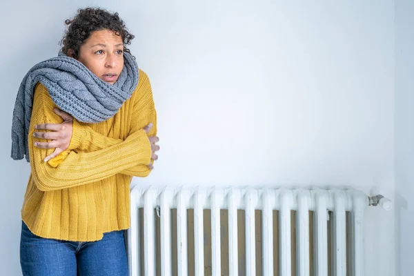 Svart Kvinna Lider Kallt Hemma Grund Uppvärmningsproblem Hemmet — Stockfoto