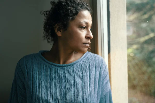 Портрет Однієї Сумної Чорної Жінки Яка Страждає Депресією Вдома — стокове фото