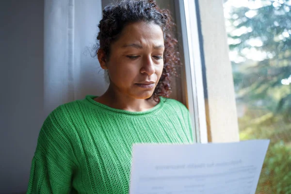 Schwarze Frau Bekommt Brief Mit Schlechten Nachrichten — Stockfoto