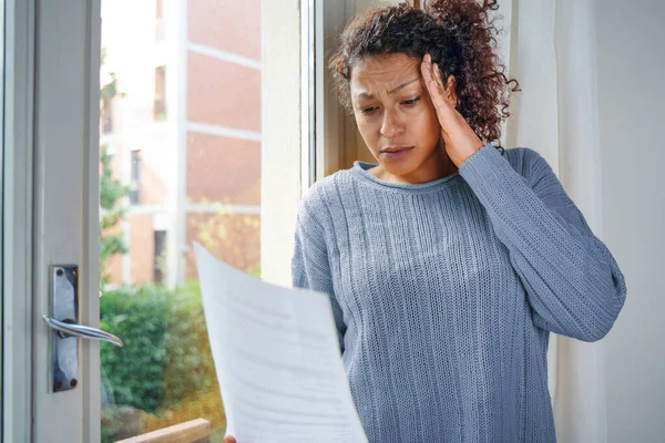 Black Woman Getting Bad News Letter Feeling Worried — Stockfoto