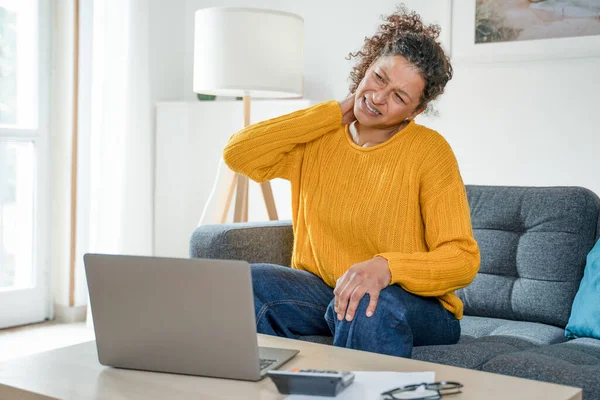 Zwarte Vrouw Lijdt Rugpijn Als Gevolg Van Slechte Houding — Stockfoto