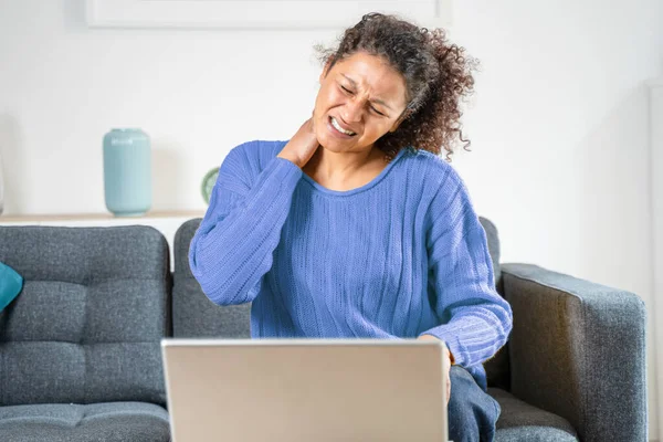 Black Woman Suffering Neck Ache Because Poor Posture — стоковое фото