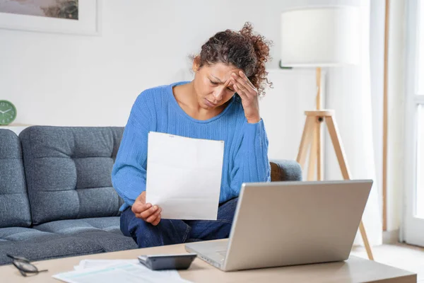 Besorgte Schwarze Frau Über Hausfinanzen Und Ausgaben — Stockfoto