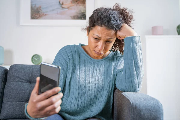 Беспокойная Черная Женщина Получает Плохие Новости Мобильный Телефон — стоковое фото
