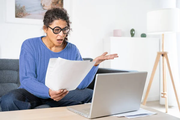 Bezorgde Zwarte Vrouw Fout Fout Computer — Stockfoto