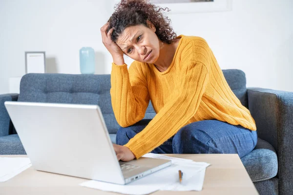 Bezorgde Zwarte Vrouw Leest Slecht Nieuws Computer — Stockfoto