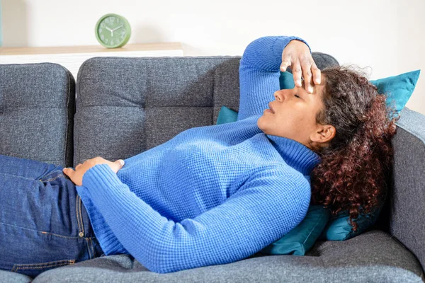 Black Woman Suffering Stomachache Lying Sofa —  Fotos de Stock