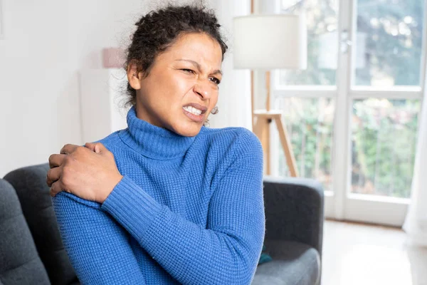 Black Woman Suffering Back Pain Because Bad Posture — Stockfoto