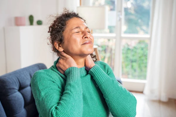 Black Woman Suffering Neck Pain Because Poor Posture — Stockfoto