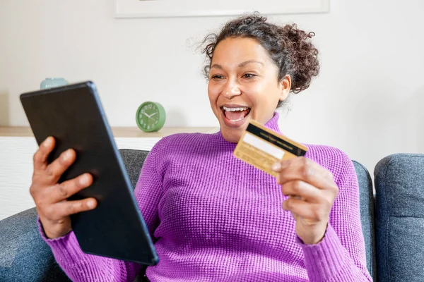 Glada Svart Kvinna Gör Elektronisk Betalning Shopping Hemifrån — Stockfoto