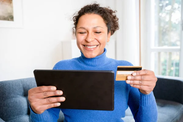 Mulher Negra Segurando Cartão Crédito Compras Line Casa — Fotografia de Stock