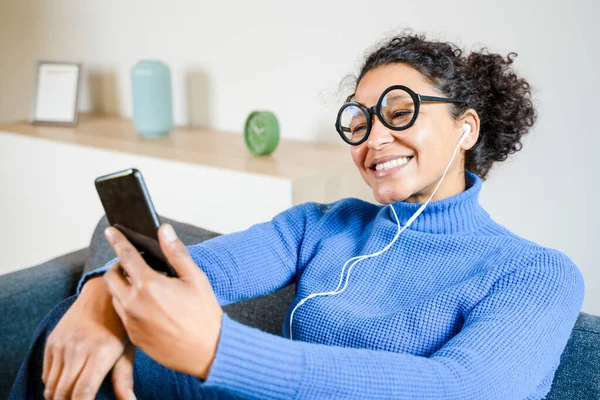Χαρούμενη Μαύρη Γυναίκα Που Ακούει Μουσική Χρησιμοποιώντας Smartphone — Φωτογραφία Αρχείου