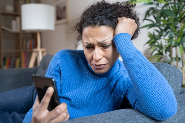 Mulher Negra Deprimida Segurando Smartphone Casa — Fotografia de Stock