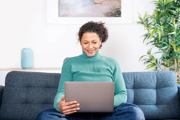 Portrait Black Woman Working Home Sofa — Stockfoto