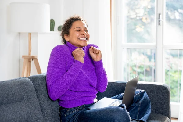 Black Woman Celebrates Getting Good News Computer — Stockfoto