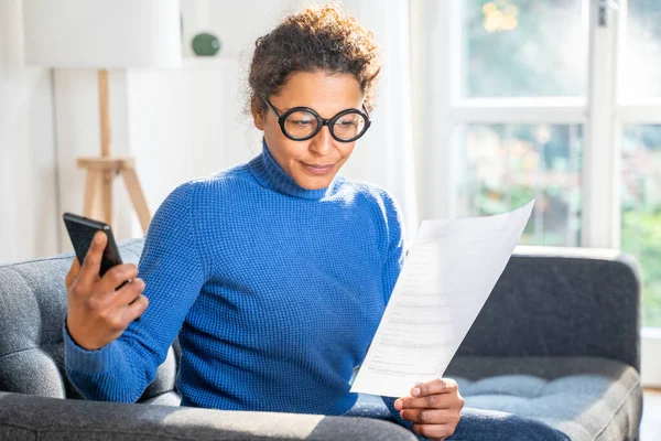 Zwart Vrouwenportret Thuis Met Document Mobiele Telefoon — Stockfoto