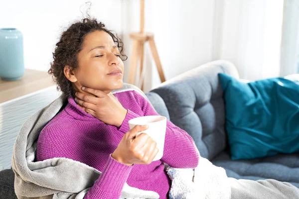 自宅で喉が痛い黒人女性の肖像画 — ストック写真