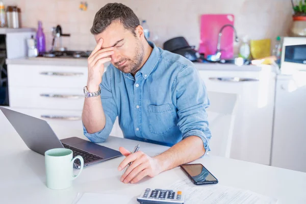 Homme Stressé Calculer Des Factures Inquiètes Sujet Faillite Problème Financier — Photo