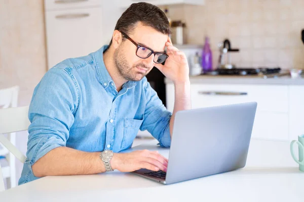 Homme Travaillant Maison Tapant Sur Ordinateur Assis Dans Cuisine — Photo