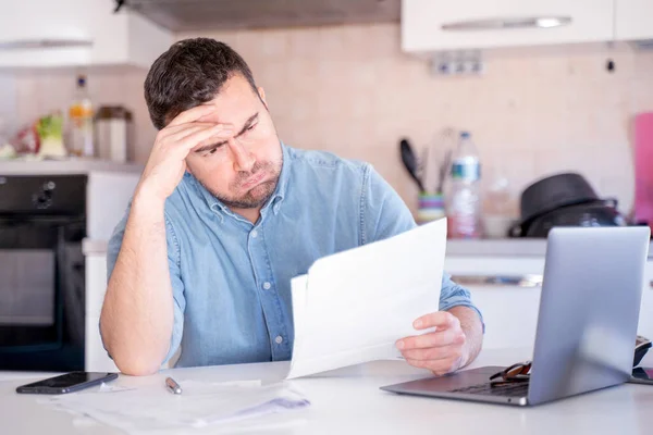 Ein Gestresster Mann Berechnet Rechnungen Besorgt Über Konkurs Finanzproblem — Stockfoto