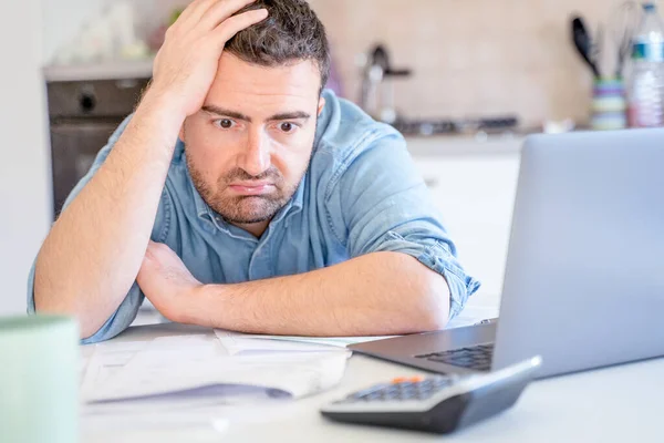 Stressad Man Beräknar Räkningar Orolig För Konkurs Finansiella Problem — Stockfoto