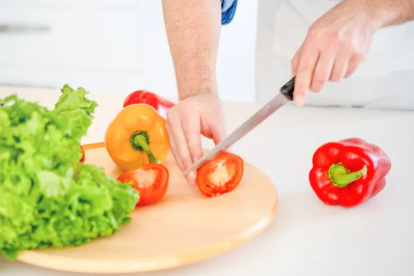 Mãos Cortando Legumes Tábua Corte Madeira Perto — Fotografia de Stock